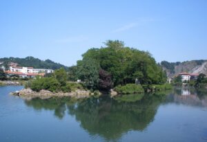 L'isola dei Fagiani vista dalle rive del fiume Bidassoa