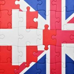 Crasi fra le bandiere della Confederazione Svizzera e il Regno Unito