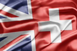 Crasi fra le bandiere della Confederazione Svizzera e il Regno Unito