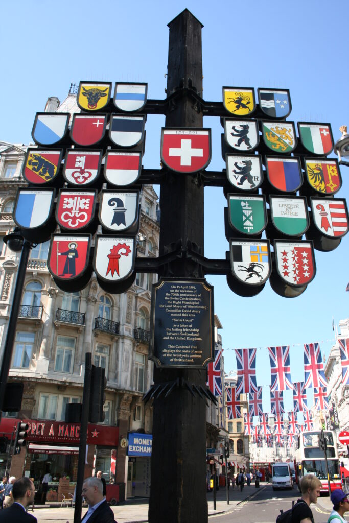 L'albero dei Cantoni installato nella nuova Swiss Court a Londra nel 700esimo anniversario della Confederazione Svizzera il 15 aprile 1991