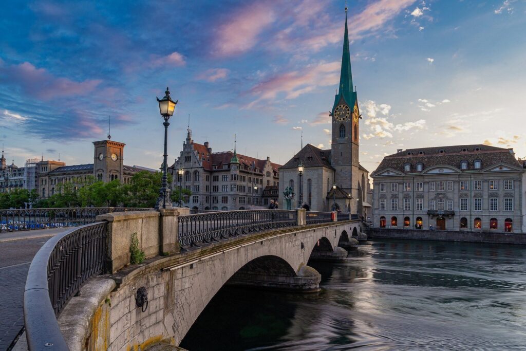 Un ponte sul fiume Limmat a Zurigo