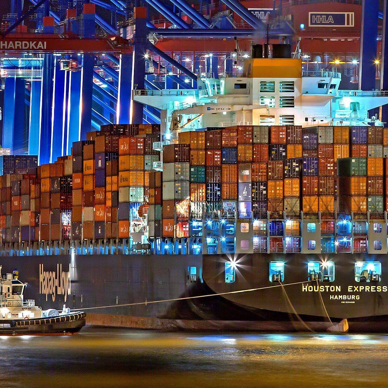 Un'enorme nave cargo nel porto tedesco di Amburgo