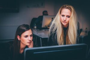 Donne al lavoro in ufficio al computer