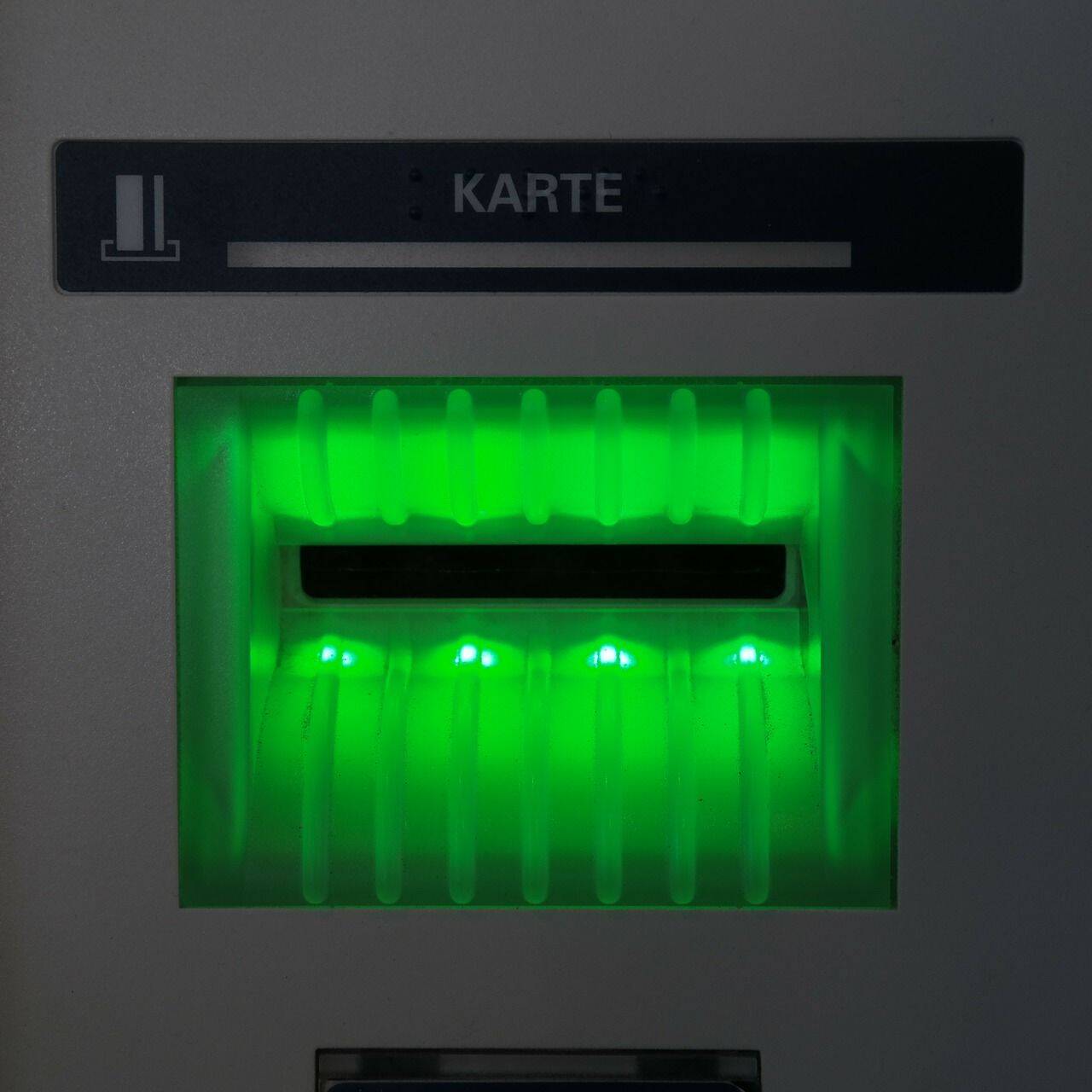 La bocchetta per le carte di uno sportello Bancomat