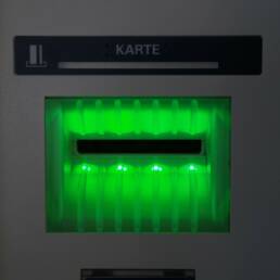 La bocchetta per le carte di uno sportello Bancomat