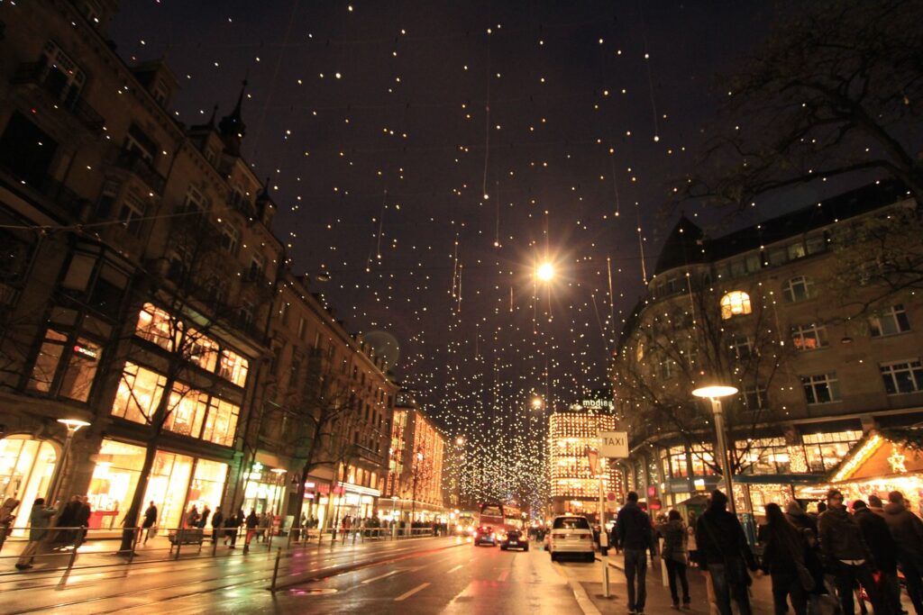 Le luci natalizie illiminano il centro di Zurigo