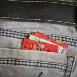 Molti piiù franchi in tasca per i cittadini svizzeri fra il 2007 e il 2017