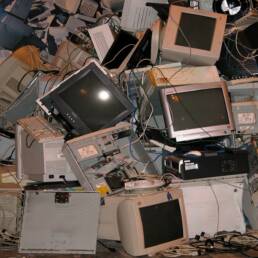 Rifiuti elettrici ed elettronici ammucchiati l'uno sull'altro