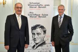 Rudolf Aebersold, vincitore del Premio Marcel Benoist 2020, con Guy Parmelin, presidente della Confederazione Svizzera (fotografo Markus Jegerlehner
