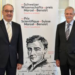 Rudolf Aebersold, vincitore del Premio Marcel Benoist 2020, con Guy Parmelin, presidente della Confederazione Svizzera (fotografo Markus Jegerlehner