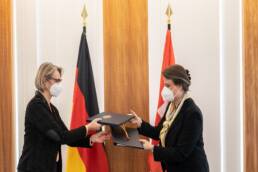 Scambio di accordi firmati tra Anja Karliczek (Germania) e Martina Hirayama (Svizzera)