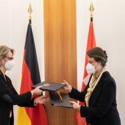 Scambio di accordi firmati tra Anja Karliczek (Germania) e Martina Hirayama (Svizzera)