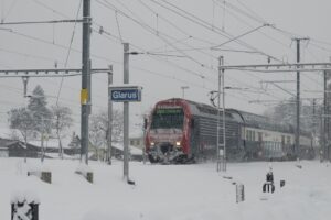 Un treno alla stazione di Glarona sotto la neve