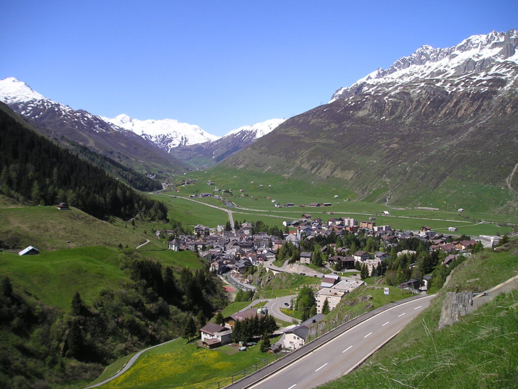 Andermatt vista dalla strada del passo dell'Oberalp