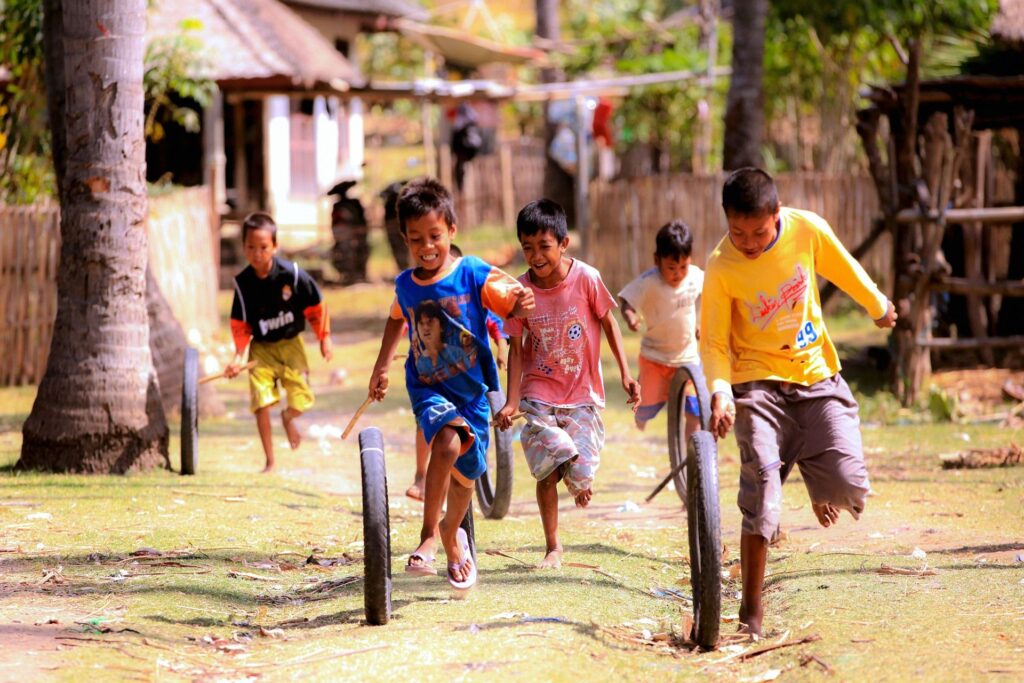 Bambini indonesiani alle prese con vecchi copertoni