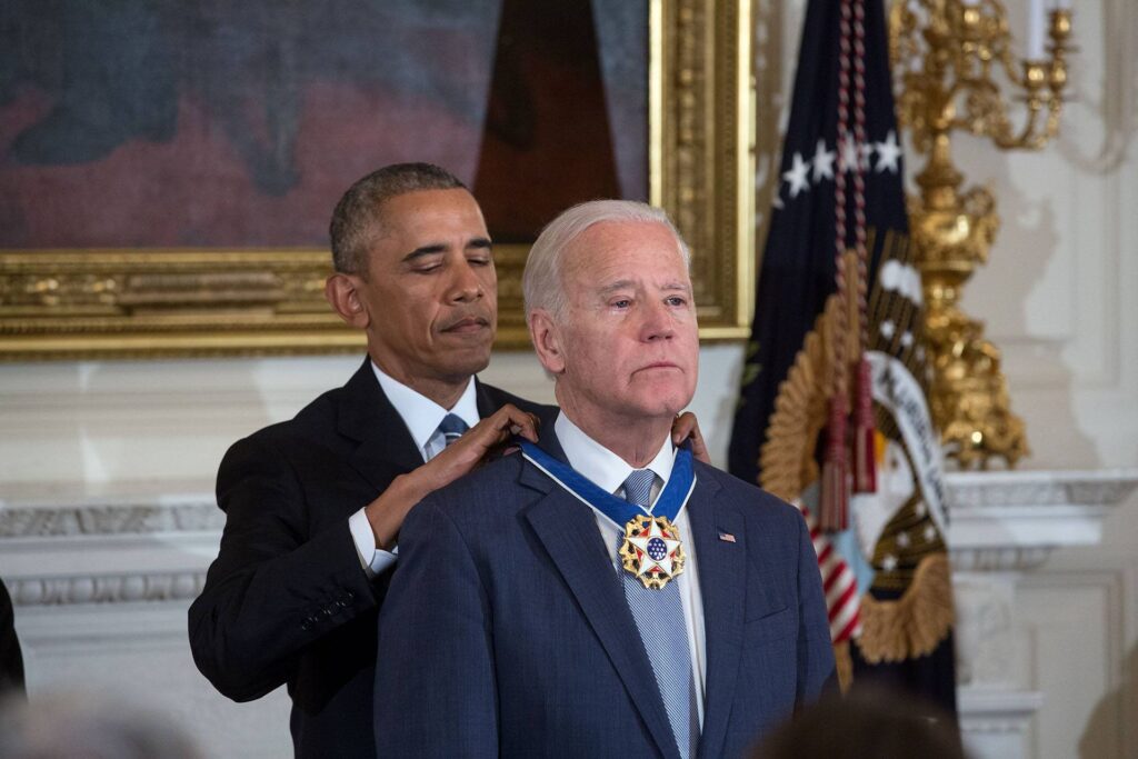 Barack Obama conferisce la Medaglia Presidenziale della Libertà al futuro successore Joe Biden