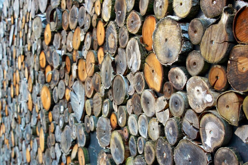 Cataste di legno pronte per essere vendute