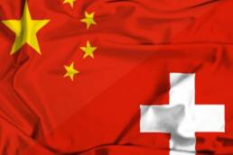 Crasi fra le bandiere della Repubblica Popolare Cinese e la Svizzera