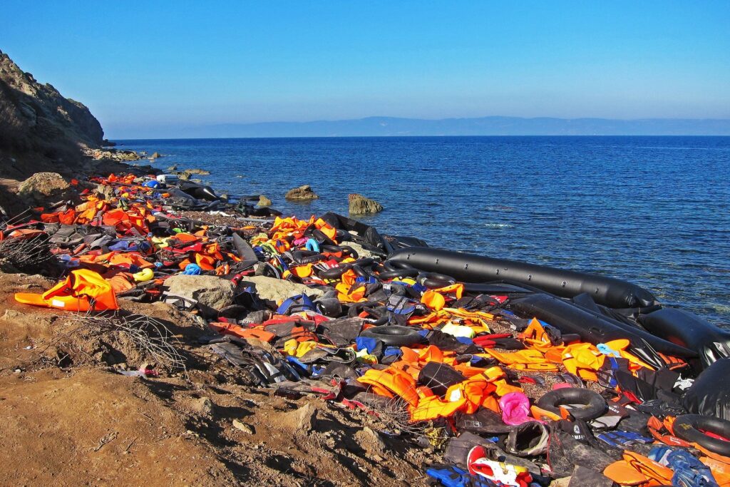 Giubbotti salvagente abbandonati su una spiaggia