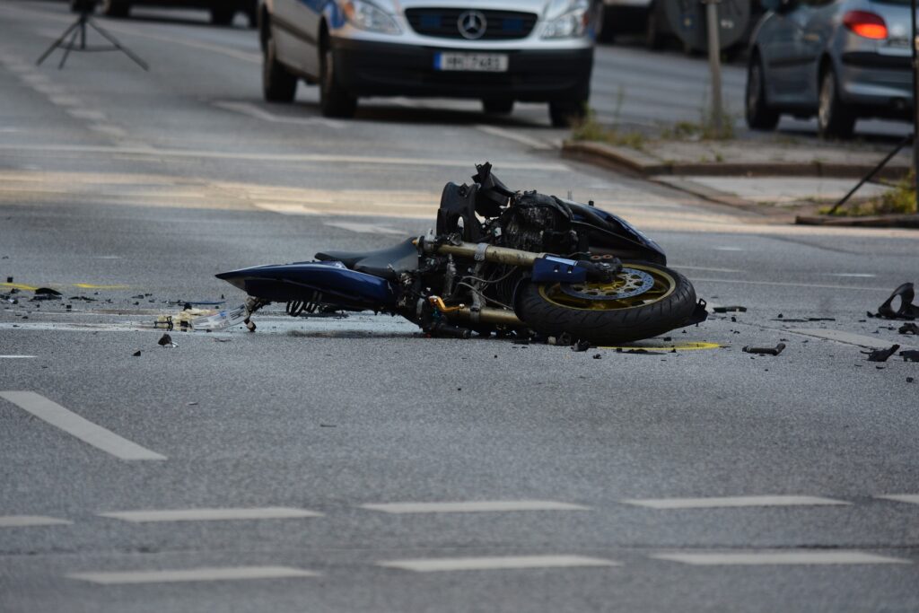 I resti di una motocicletta danneggiata