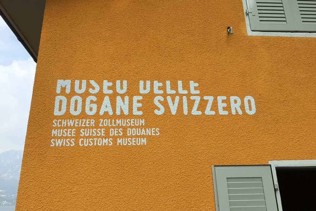 Il logotipo del Museo Svizzero delle Dogane su una parete