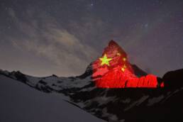Il monte Cervino illuminato della bandiera cinese (Foto Michael Kessler)