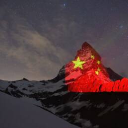 Il monte Cervino illuminato della bandiera cinese (Foto Michael Kessler)