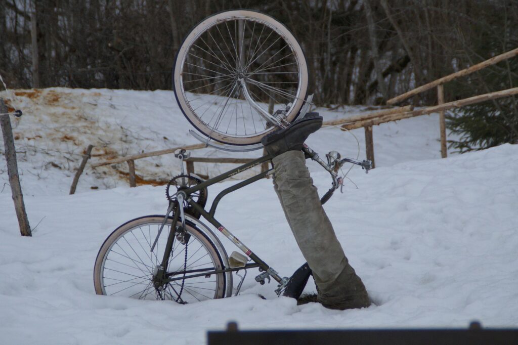 Ironico sinistro in mezzo alla neve per un ciclista