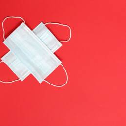 La bandiera svizzera realizzata con due mascherine