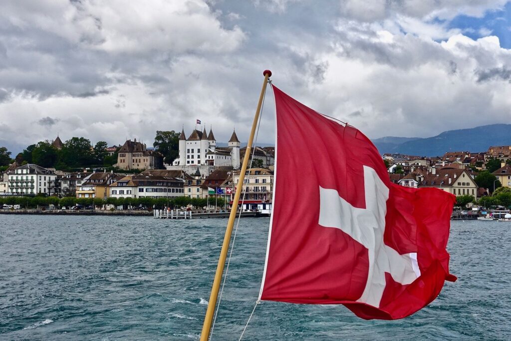 La bandiera svizzera su un natante di lago