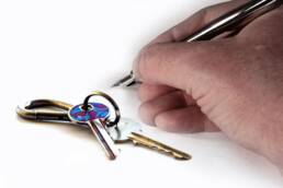 La firma di un contratto e le chiavi di una casa