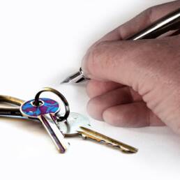 La firma di un contratto e le chiavi di una casa