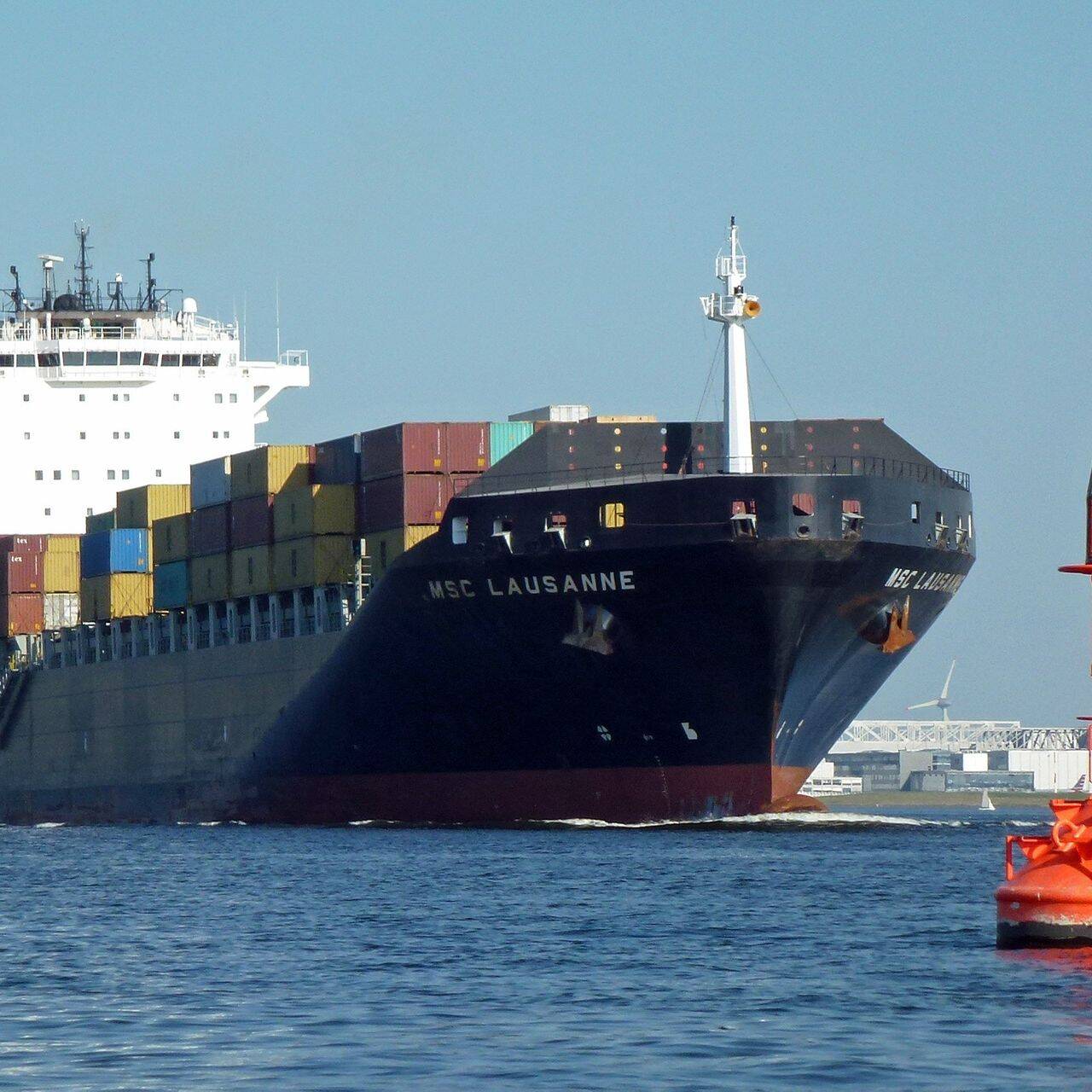 La imponente stazza della nave 'Lausanne'