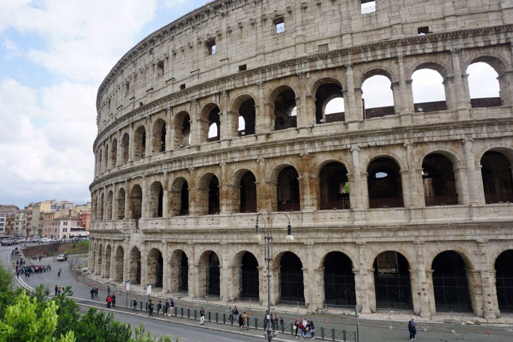 La inconfondibile sagoma del Colosseo a Roma