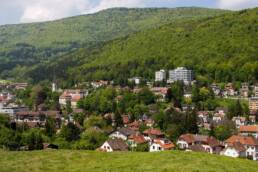 La località bernese, ma francofona, di Moutier, immersa nel verde