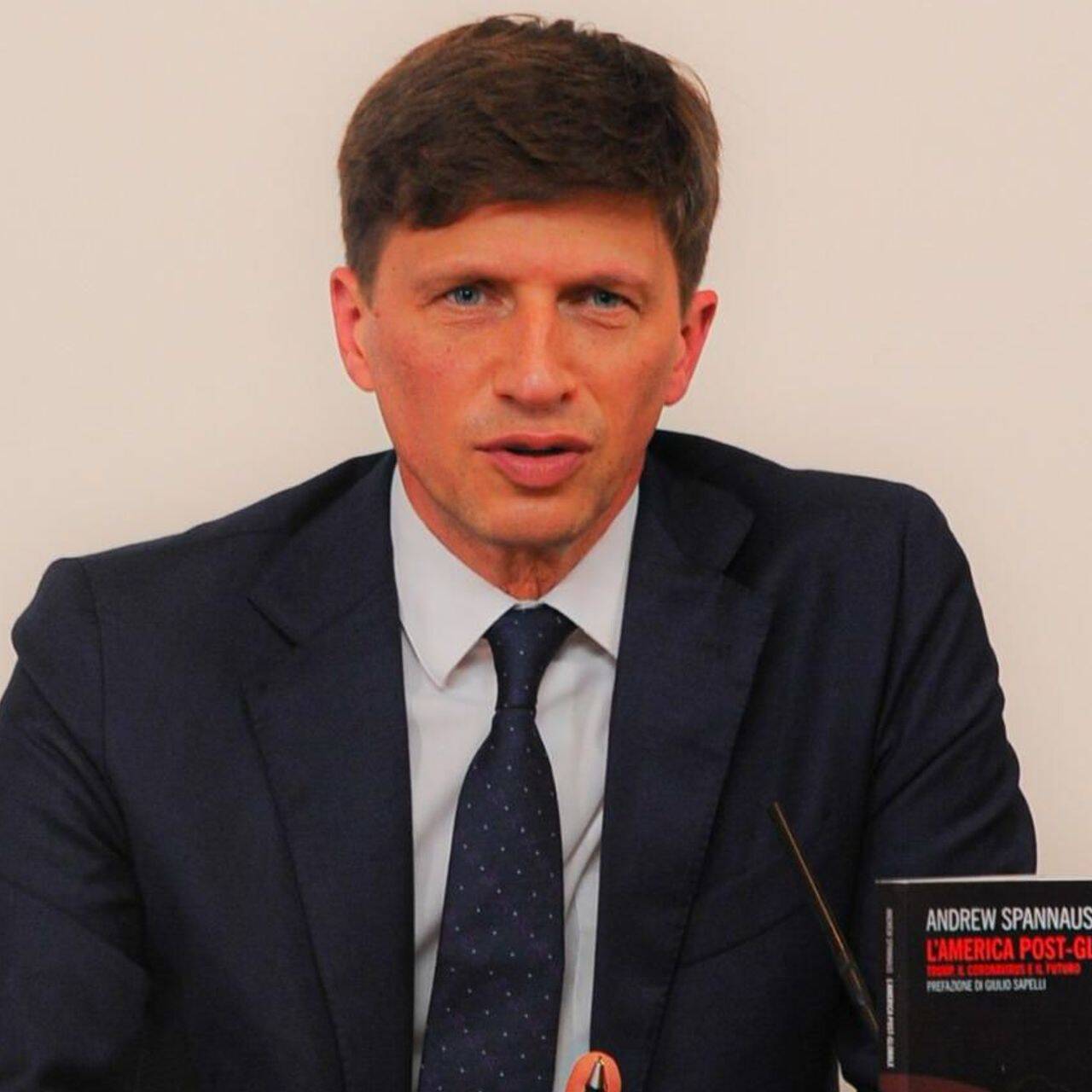 L'analista politica Andrew Spannaus a una presentazione