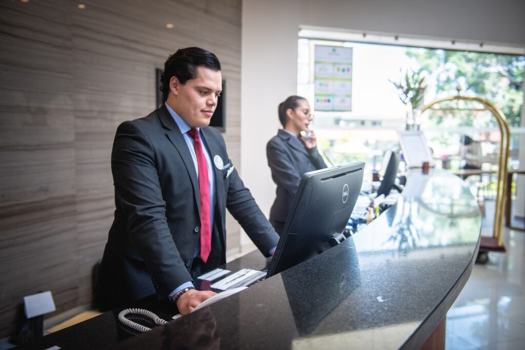 Lavoratori attivi nella reception di un albergo svizzero