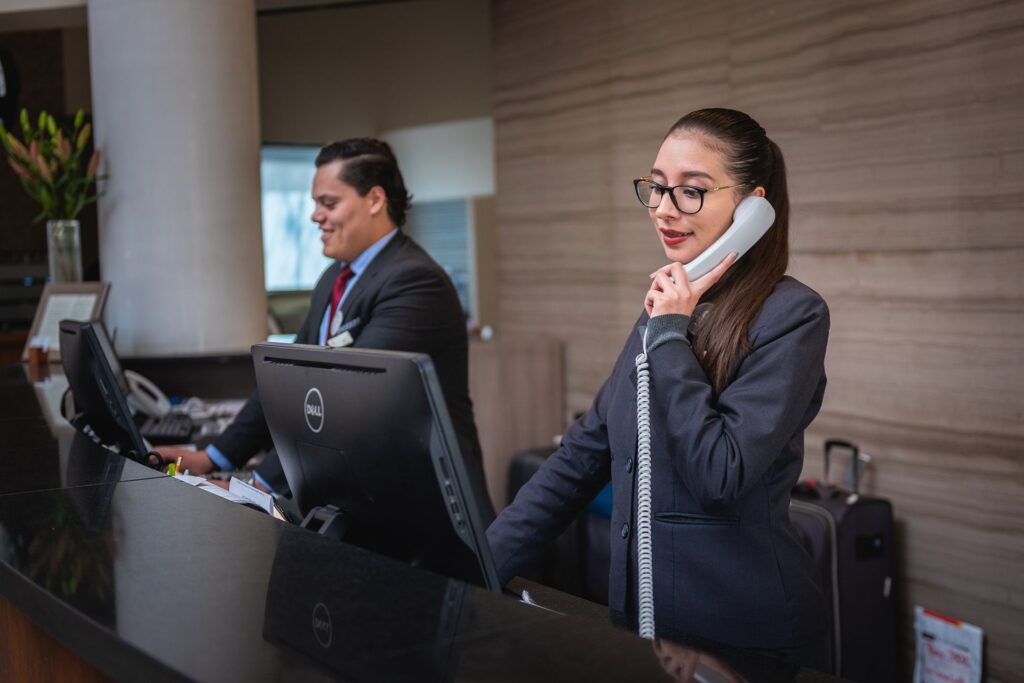 Lavoratori attivi nella reception di un albergo svizzero