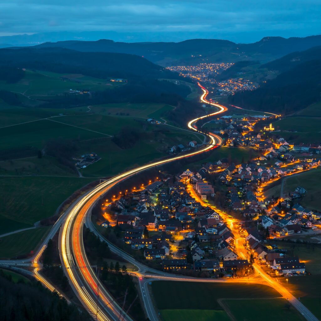 Luci sull'autostrada A2 della Svizzera da nord a sud