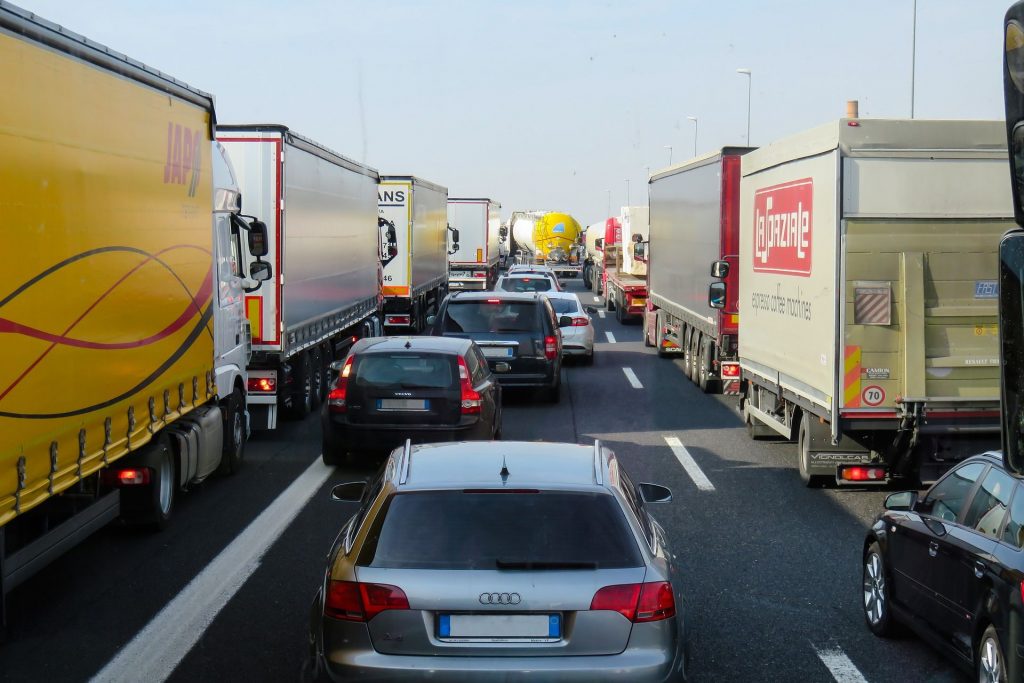 Mezzi pesanti imbottigliati nel traffico in autostrada