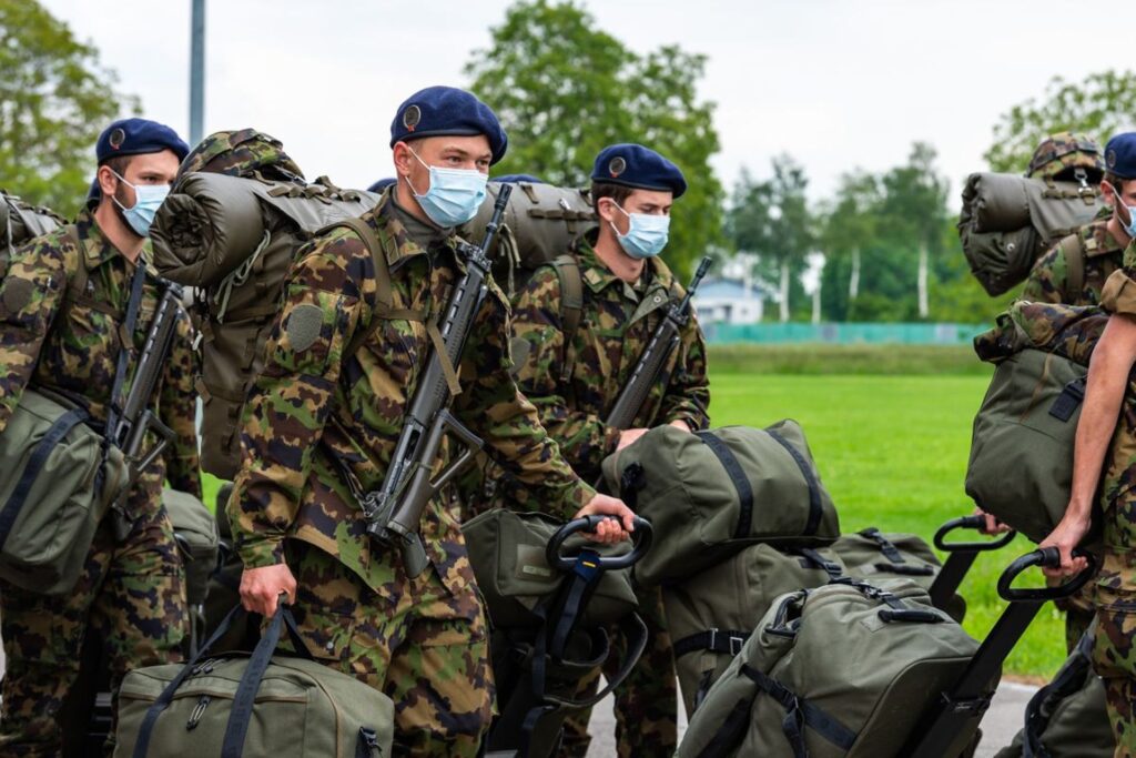 Reclute dell'esercito svizzero dotate di mascherine