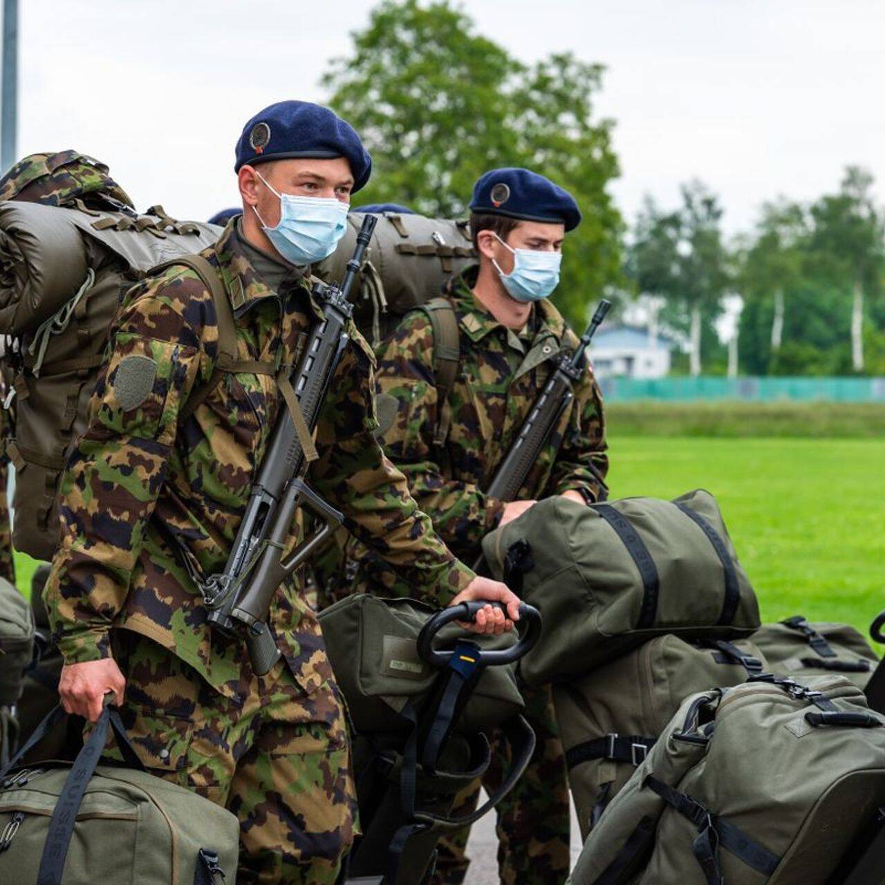 Reclute dell'esercito svizzero dotate di mascherine