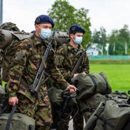 Reclute dell'esercito svizzero dotate di mascherine