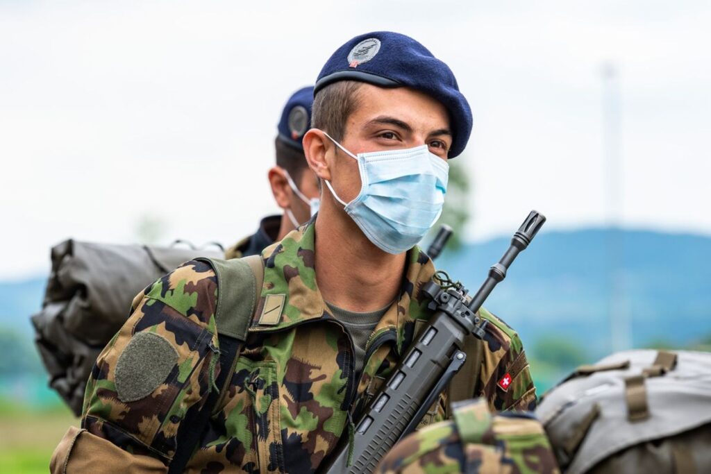 Soldato dell'esercito svizzero dotato di mascherina