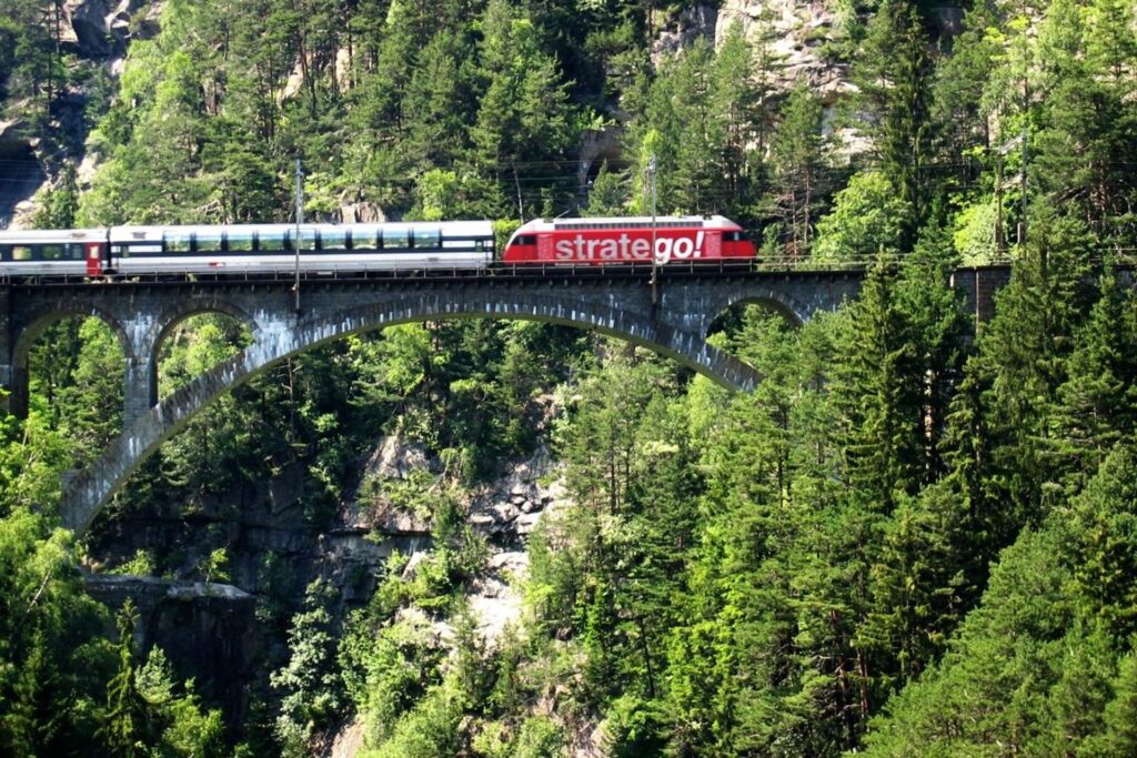 Treno delle SBB CFF FFS su un viadotto alpino