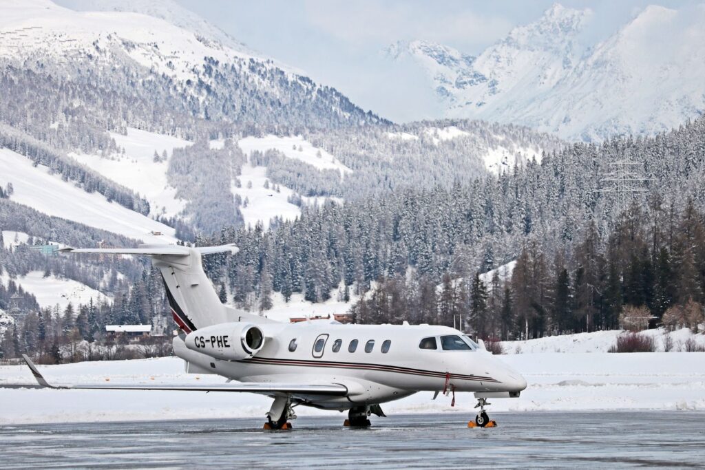 Un aeroplano fermo all'aeroporto di Sankt Moritz