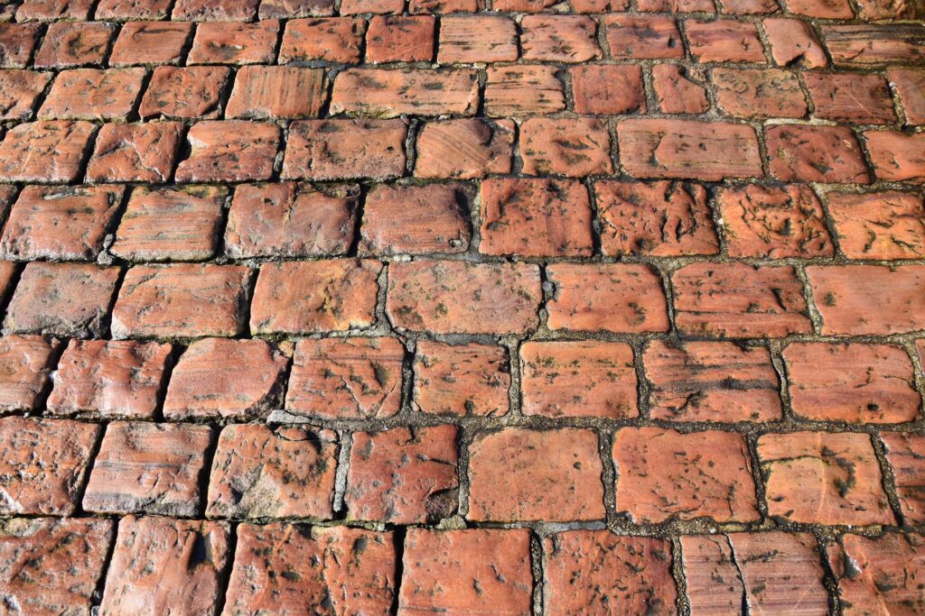 Un antico pavimento realizzato in pietra