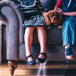 Un bambino e una bambina sul divano