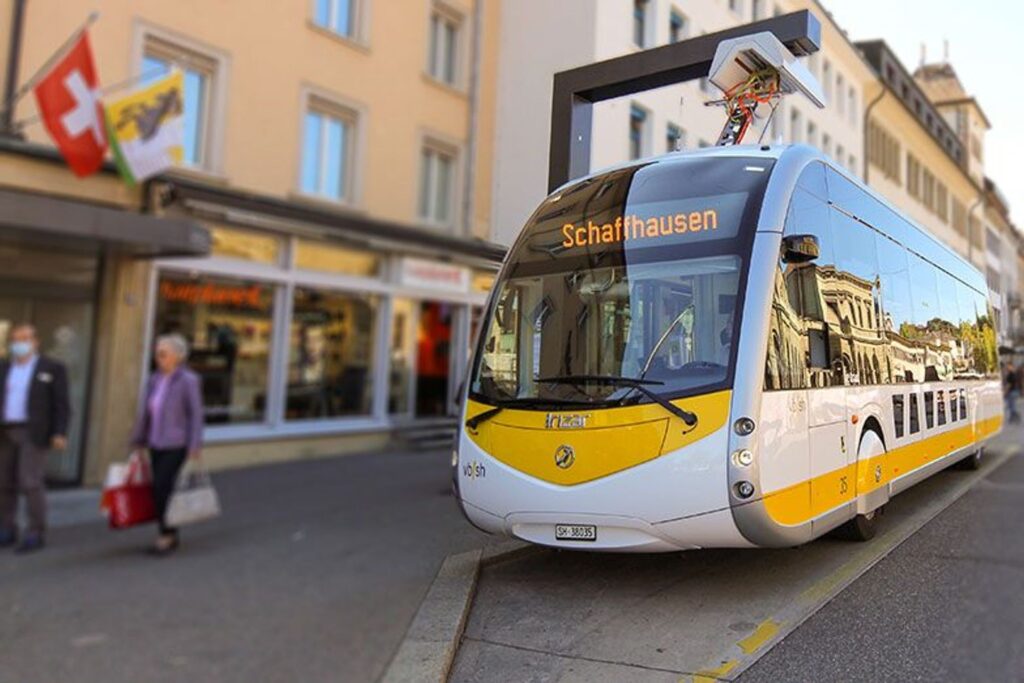 Un bus elettrico del progetto Klimaschutzprojekt Schweiz a Sciaffusa
