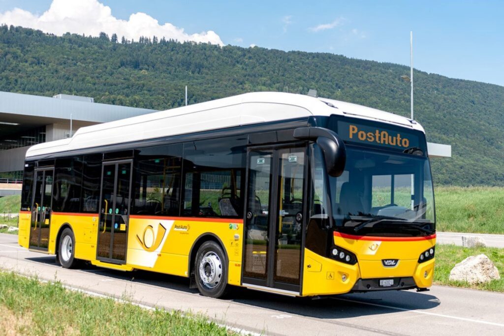 Un bus elettrico di marca VOS per l'Autpostale